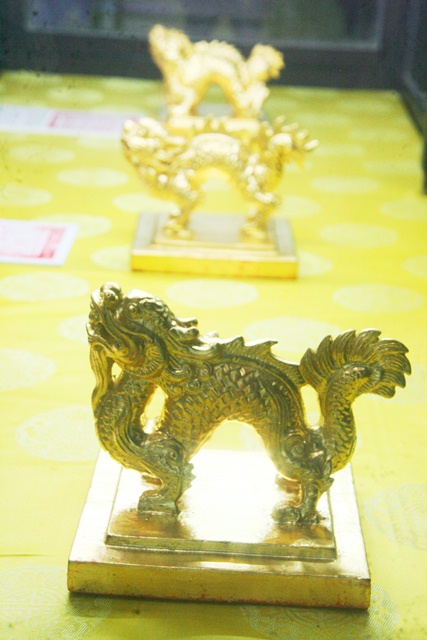 Triển l&atilde;m 11 ấn rồng v&agrave;ng tinh xảo triều Nguyễn